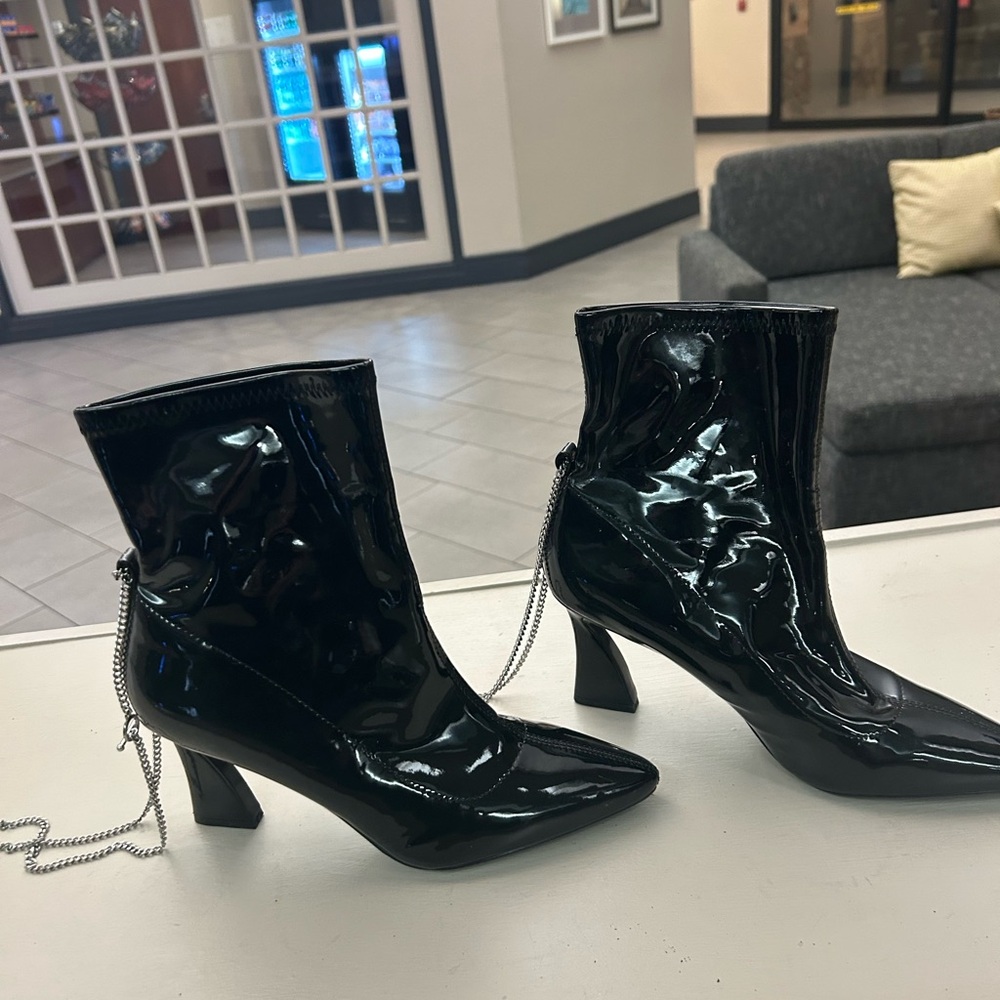 BootsGlossy Black Heeled w/Chain Detail 8 1/2 M-like new Charles byCharles David